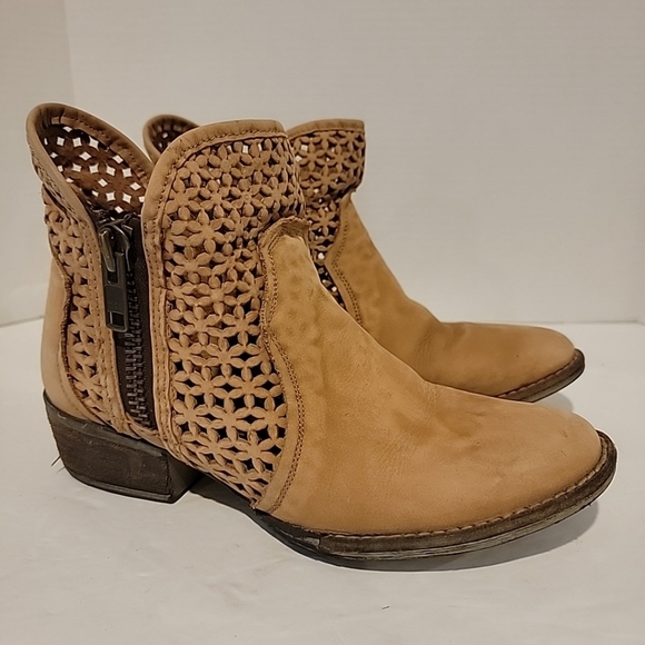 Circle G by Corral Flower Cutout Distressed Shortie Ankle Boots Booties Sz 6.5 - Picture 1 of 7